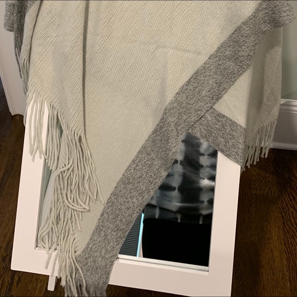 Lovestitch Oversized Poncho ONE SIZE NWT - Picture 2 of 6